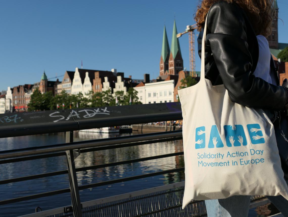 SAME tote bag in front of the Lübeck skyline